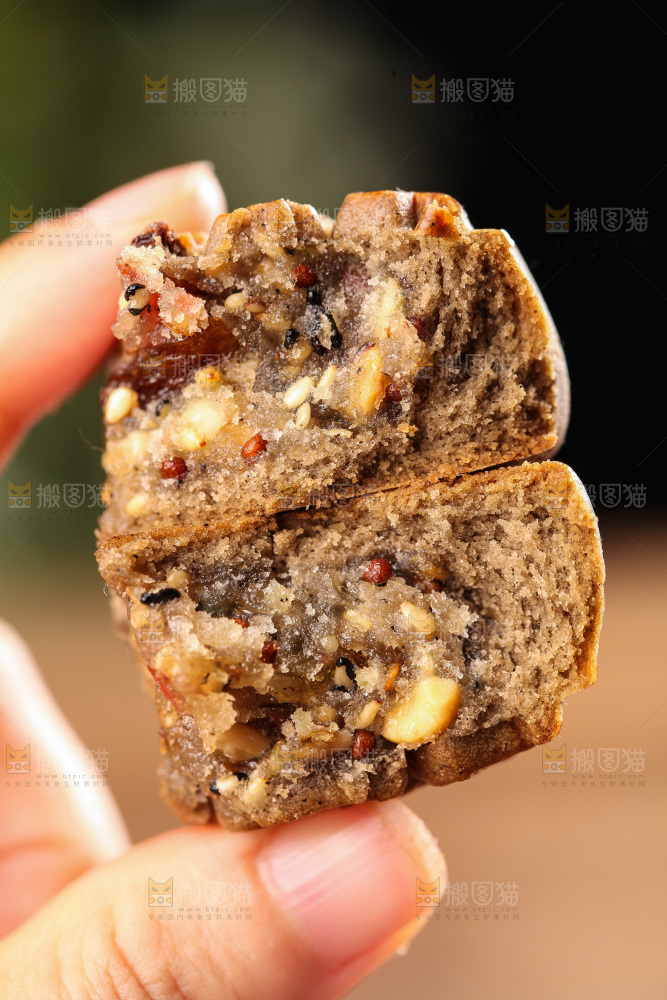 手上拿着荞麦五仁月饼