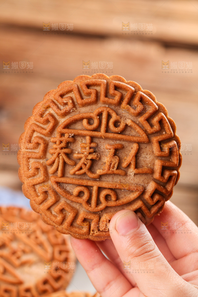 手拿着荞麦五仁月饼