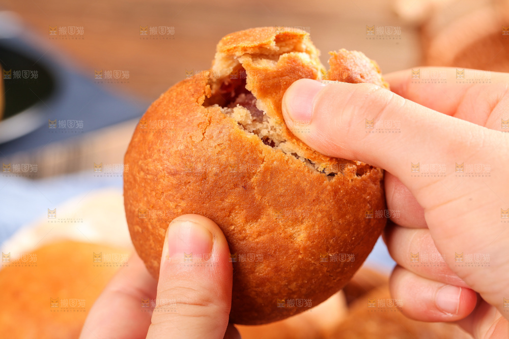 手里拿着掰开的火腿月饼