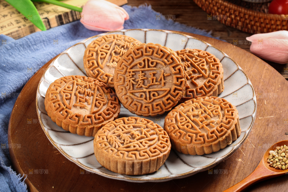 盘子里的荞麦五仁月饼