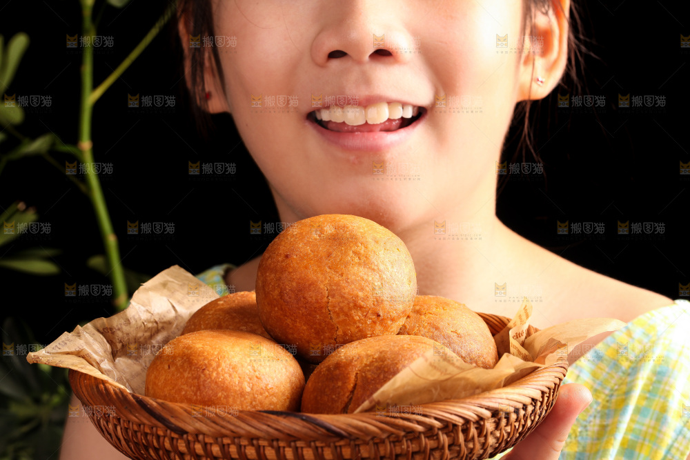 手端着一篮火腿月饼