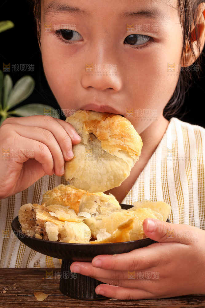 女孩正吃着酥皮月饼