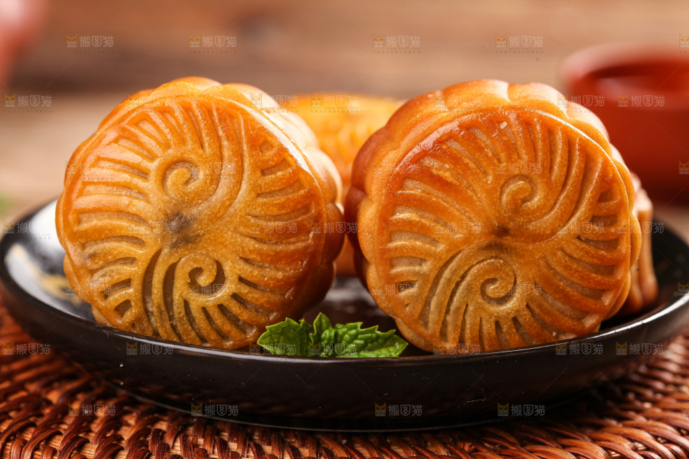 盘子里的水果月饼