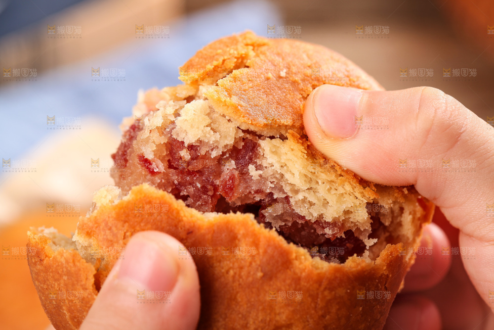 手里拿着掰开的火腿月饼