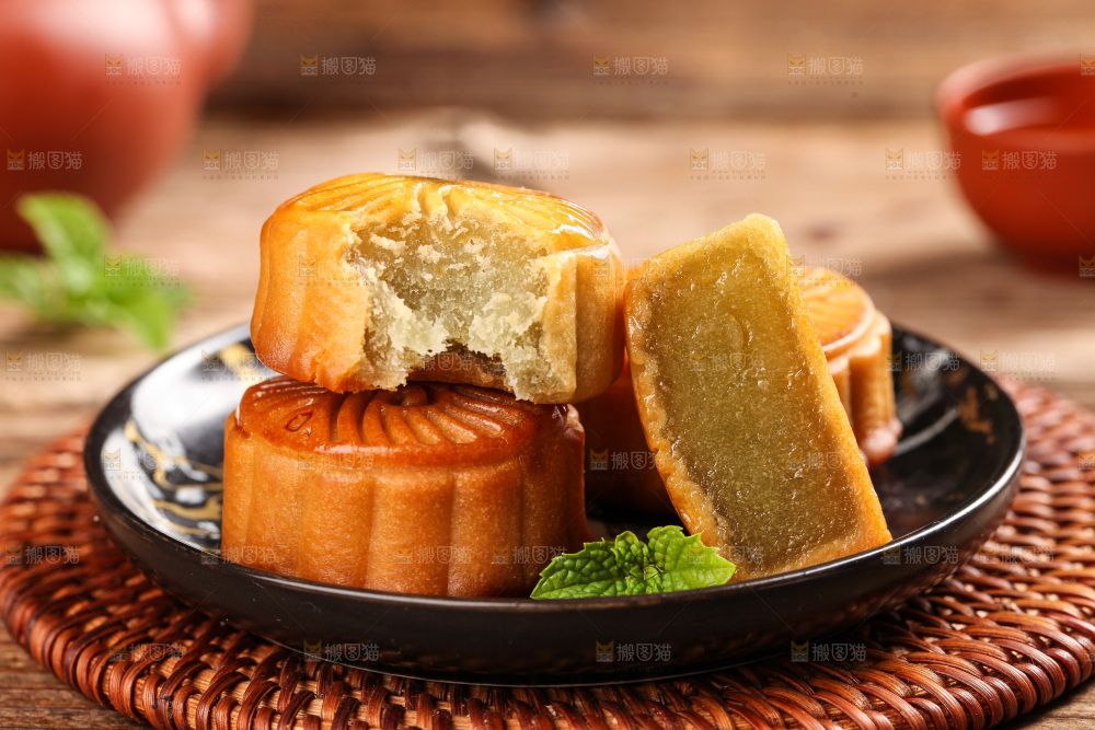 盘子里的水果月饼