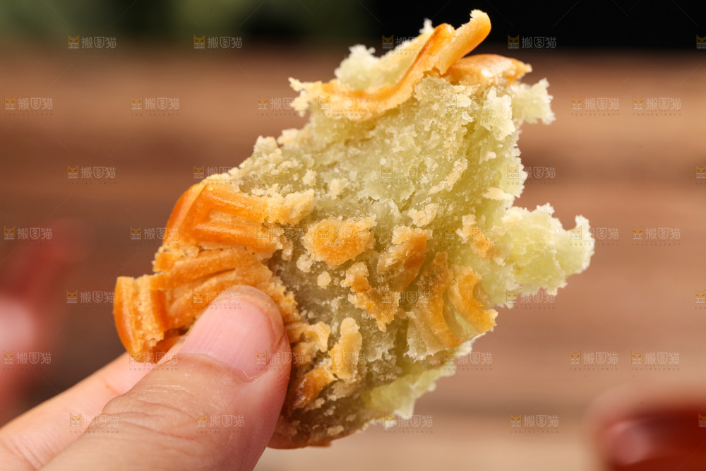 手上拿着水果月饼