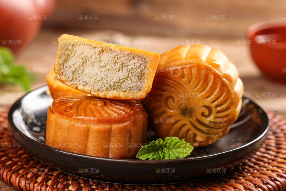盘子里的水果月饼