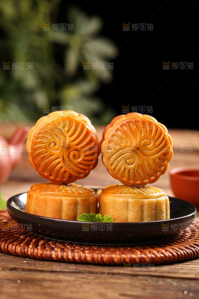 盘子里的水果月饼