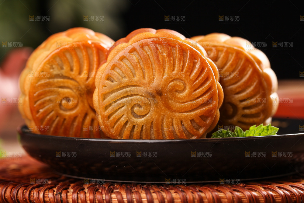 盘子里的水果月饼