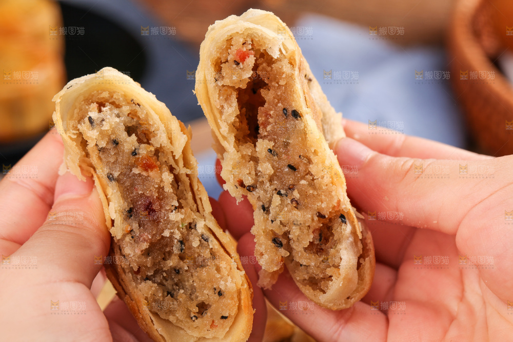 手拿着掰开的酥皮月饼