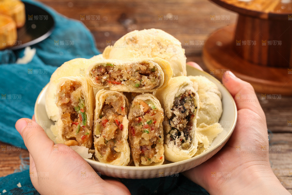 手端着一盘酥皮月饼