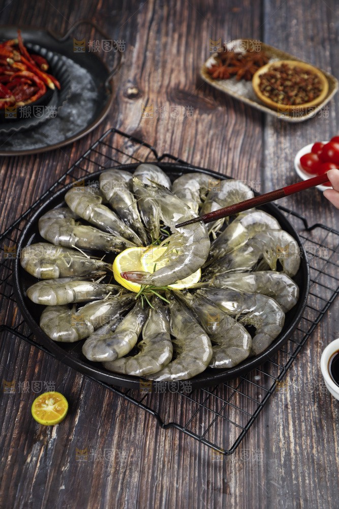 筷子上夹着大虾