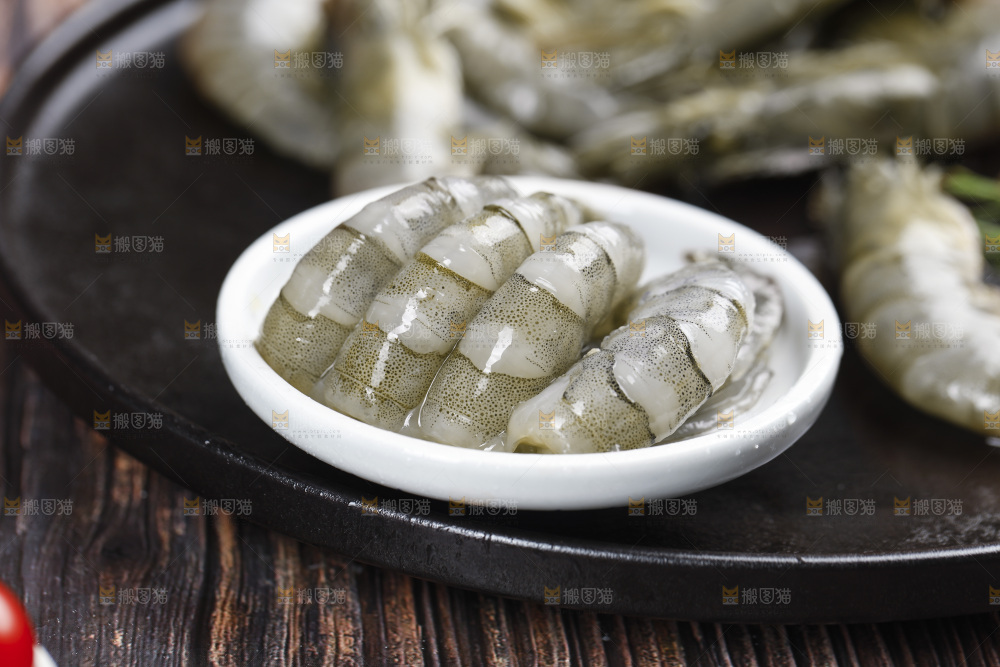 碟子上放着大虾
