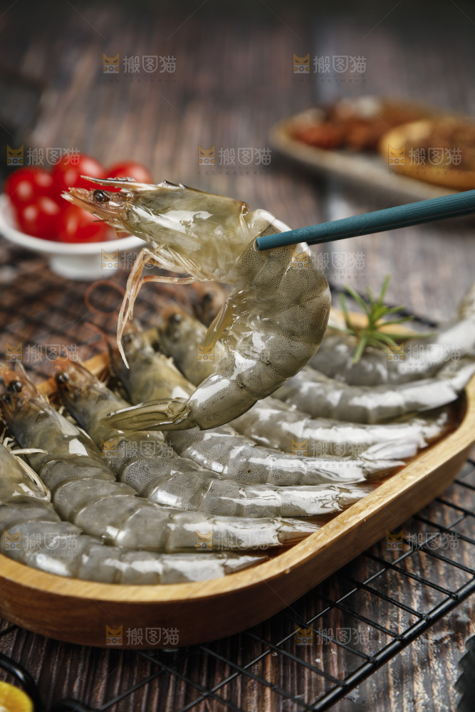 筷子上夹着大虾