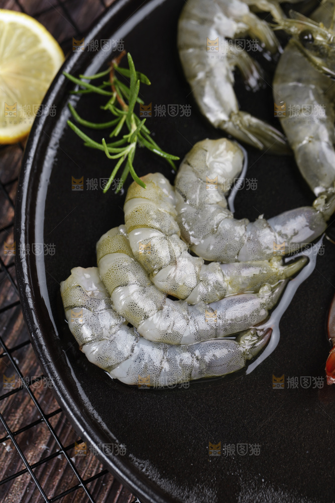 盘子里放着大虾