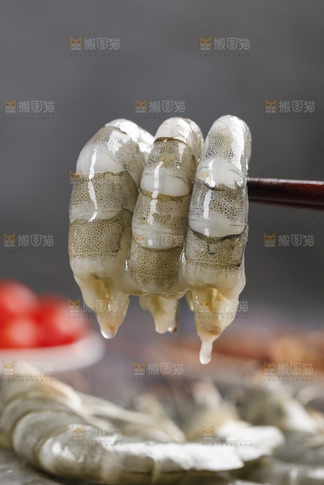 筷子上夹着大虾