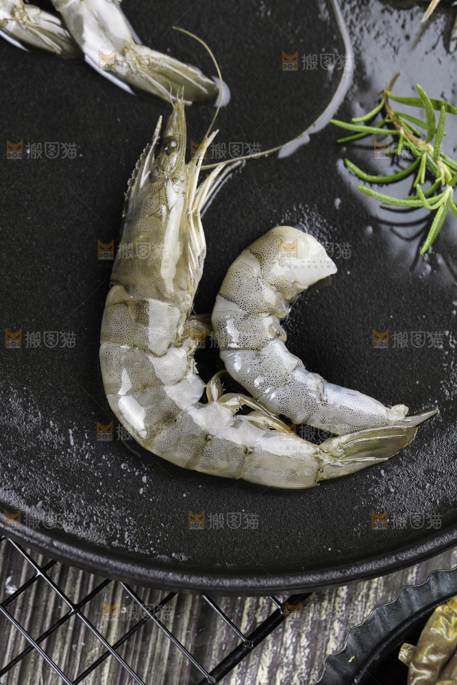 盘子里放着大虾