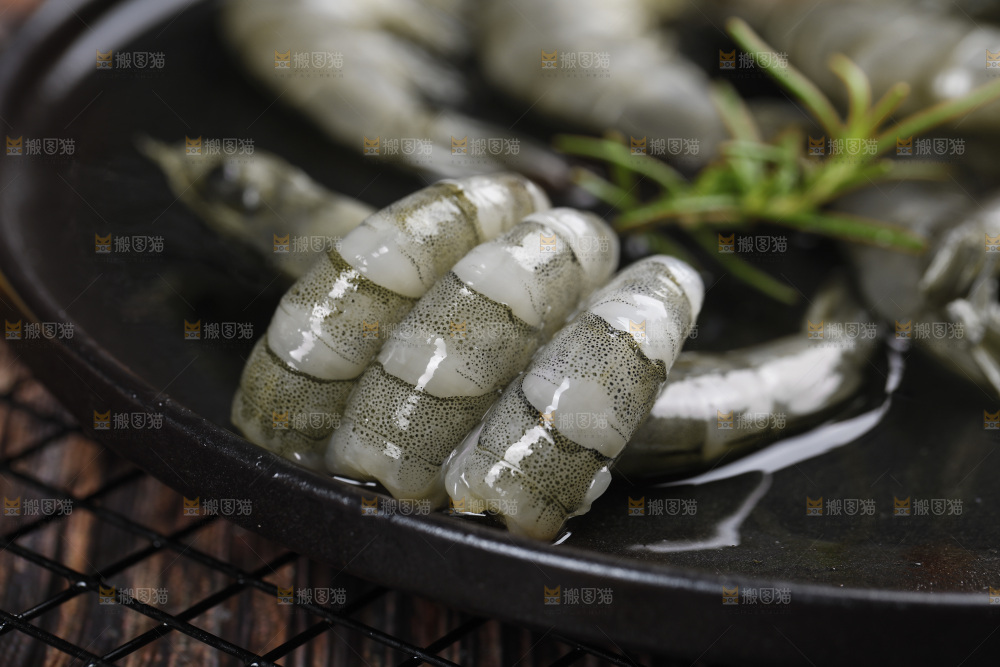 盘子里放着大虾