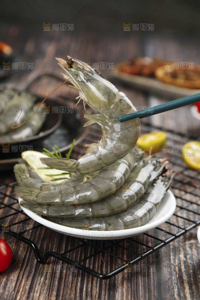 筷子上夹着大虾