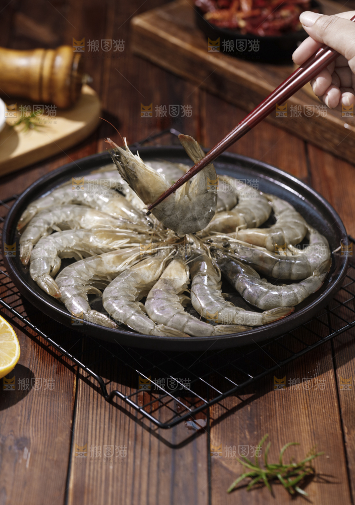 筷子上夹着青岛大虾