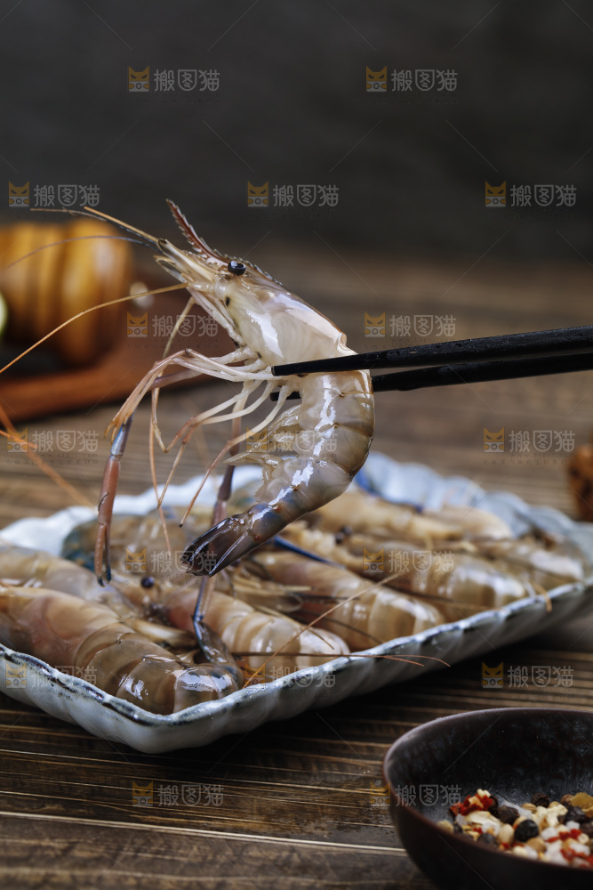 筷子上夹着罗氏虾