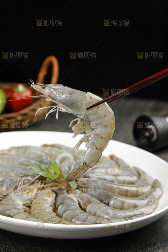 筷子上夹着青岛大虾
