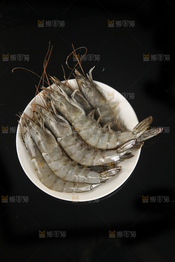 黑底上放着一盘青岛大虾