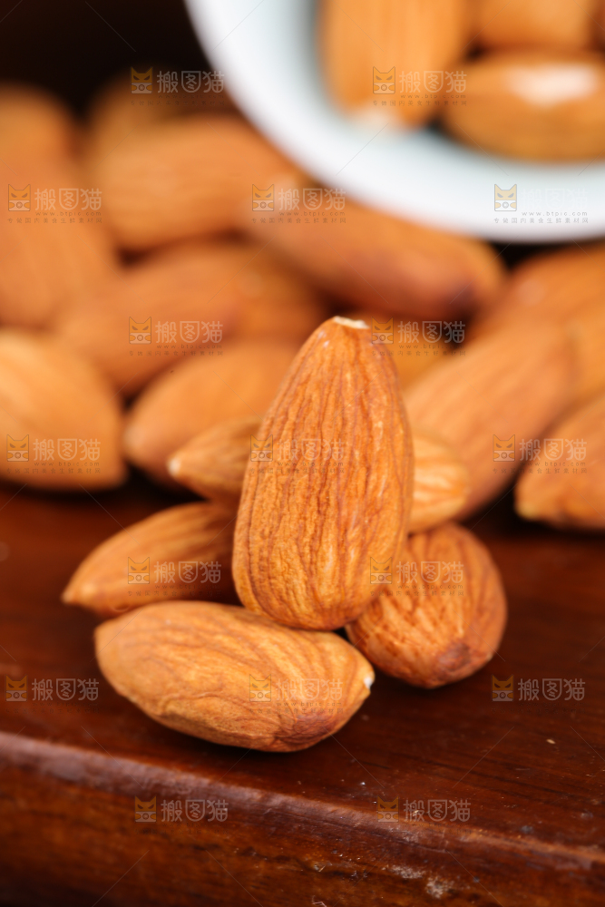木板上放着扁桃仁