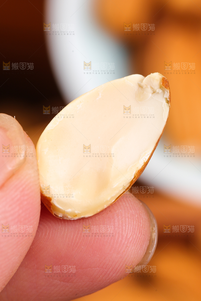 手上拿着的巴旦木仁