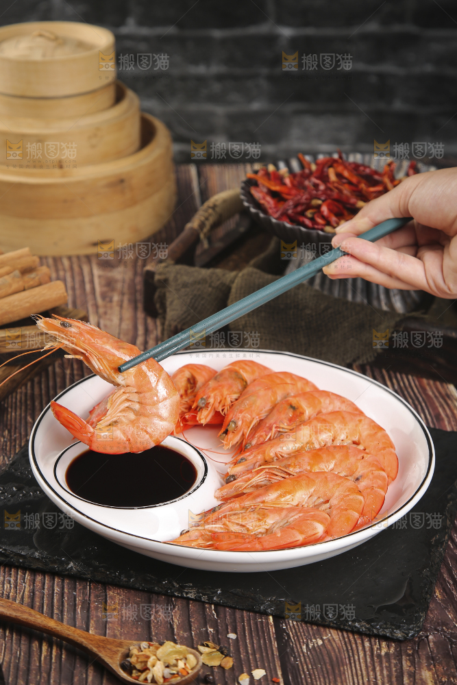 筷子上夹着清蒸对虾