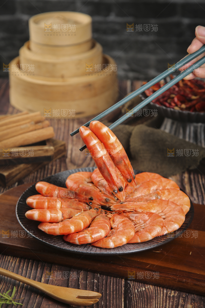 筷子上夹着水煮虾