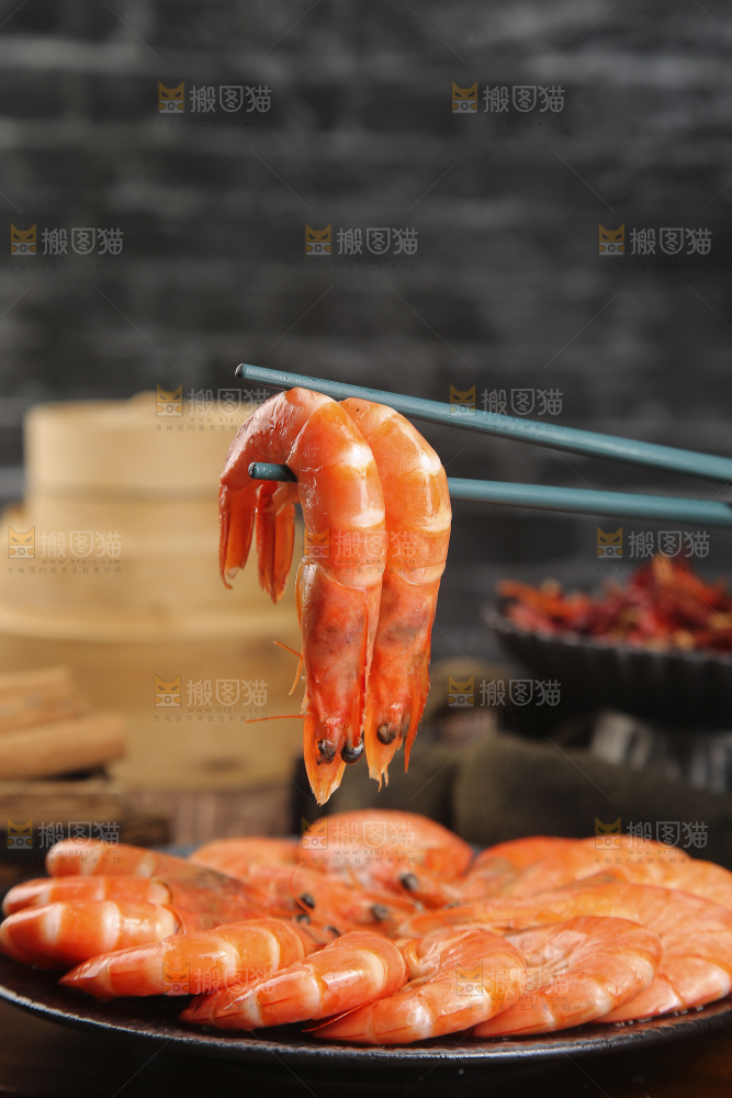 筷子上夹着水煮虾