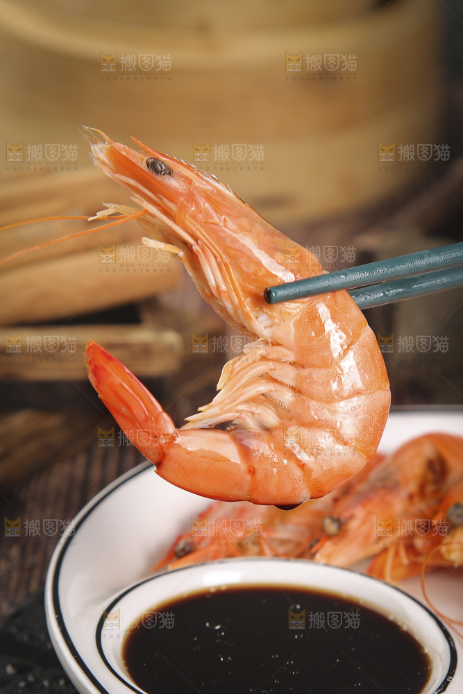 筷子上夹着清蒸对虾