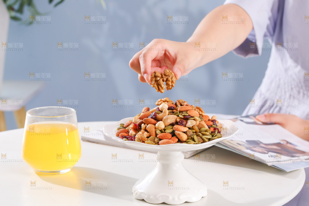 桌子上放着一盘坚果组合