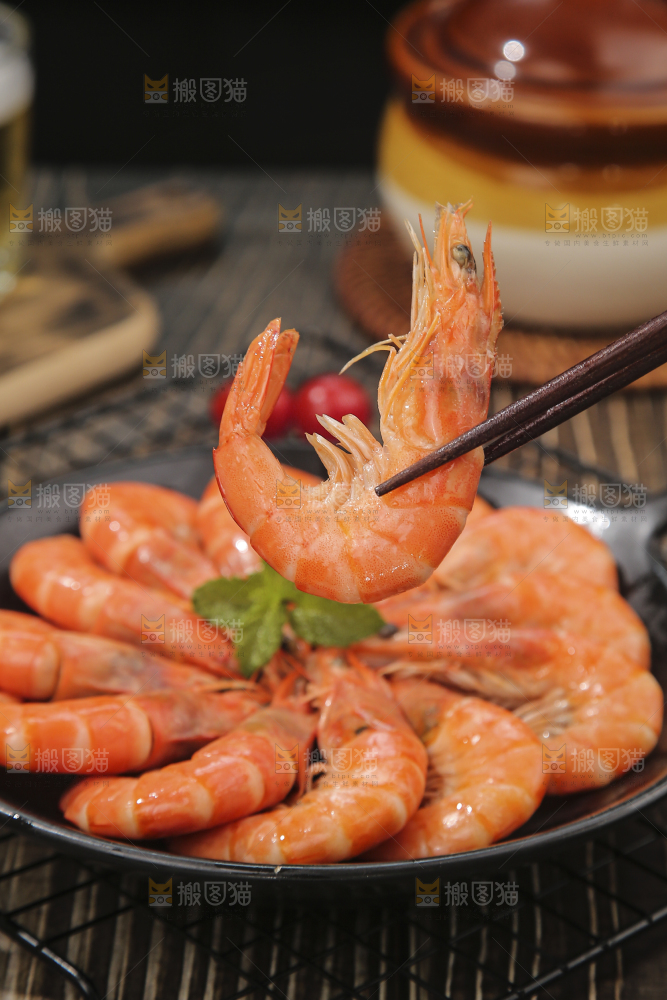 筷子上夹着清蒸对虾