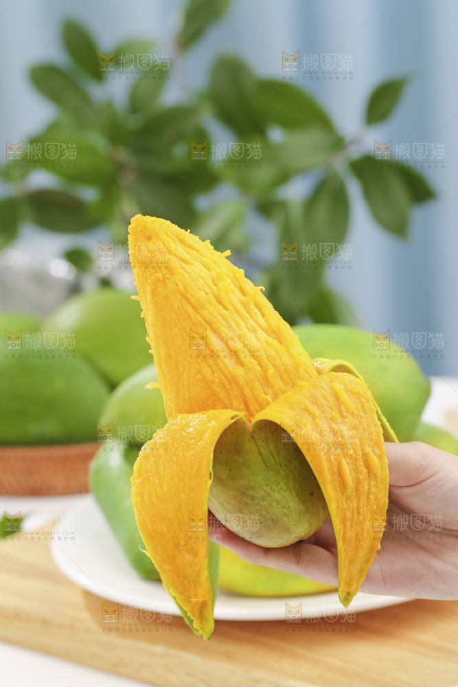 手上拿着剥皮的金煌芒