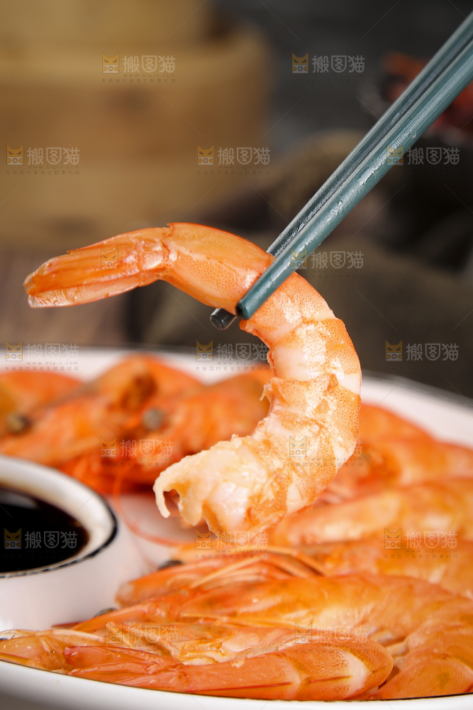 筷子上夹着清蒸对虾