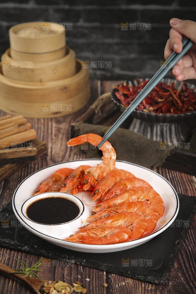 筷子上夹着清蒸对虾