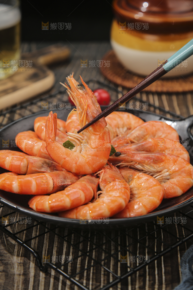筷子上夹着清蒸对虾