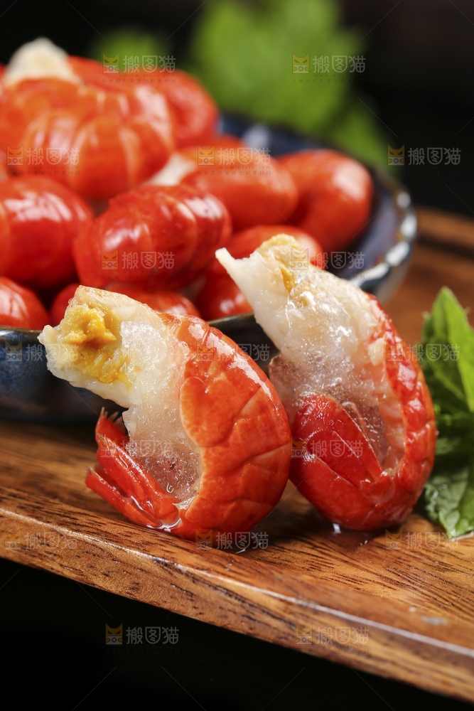 木板上放着龙虾尾