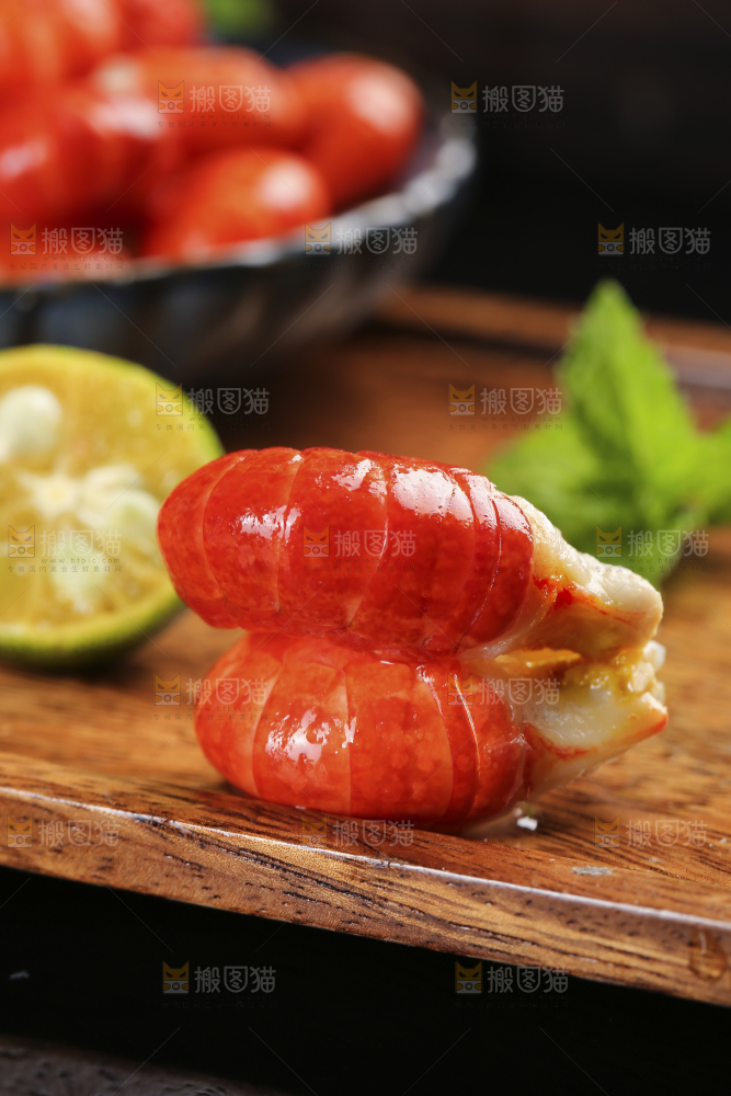 木板上放着龙虾尾