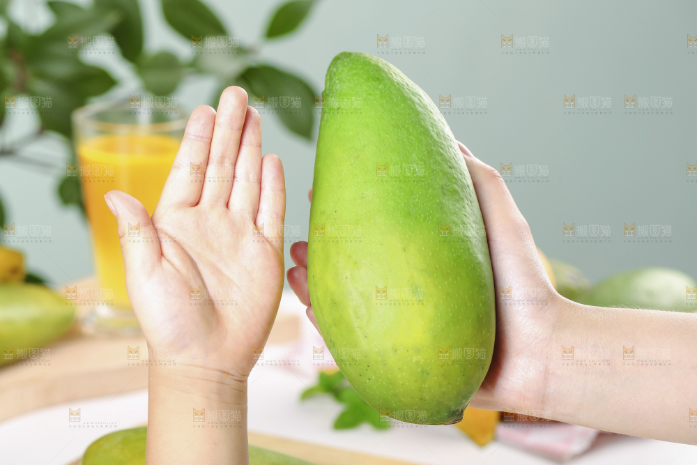 手上拿着金煌芒