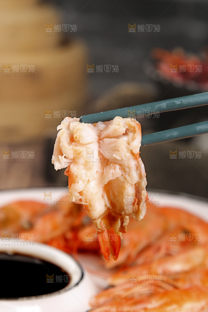 筷子上夹着清蒸对虾