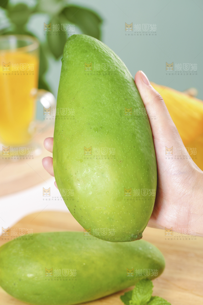 手上拿着金煌芒