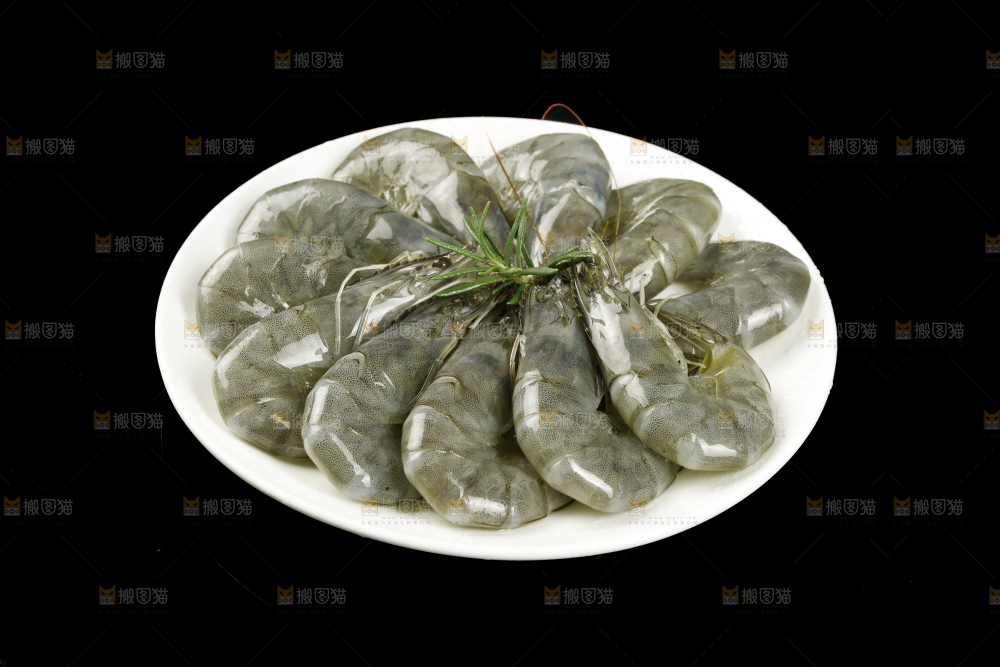 黑底上放着一盘白灼大虾
