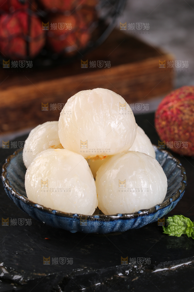 黑底上放着一盘无核荔枝