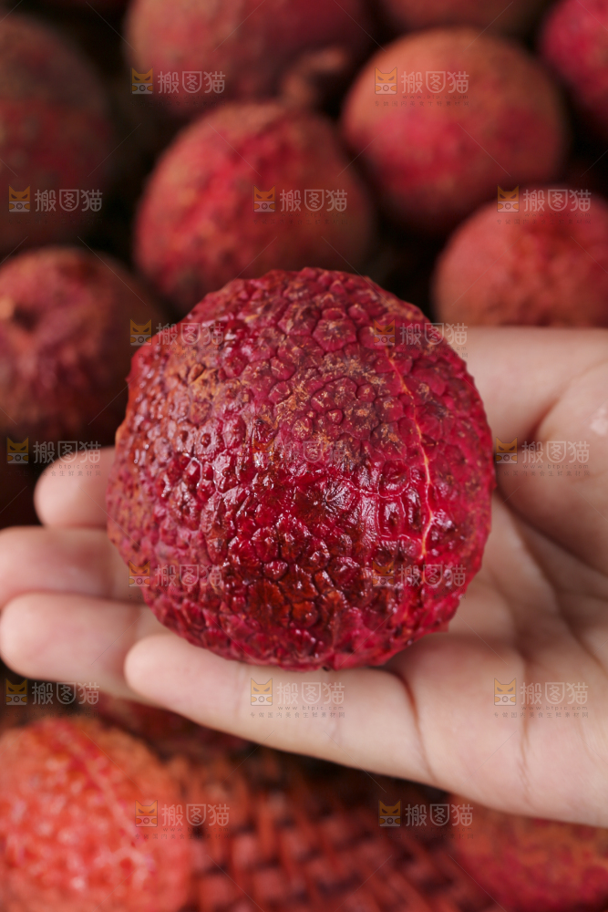 手上拿着无核荔枝