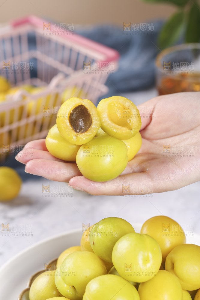 手上捧着小白杏
