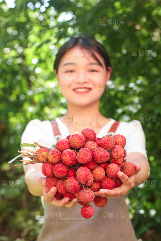 女人手上捧着无核荔枝