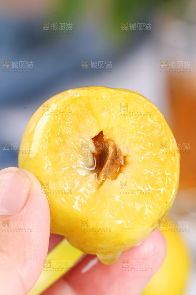 手上拿着小白杏